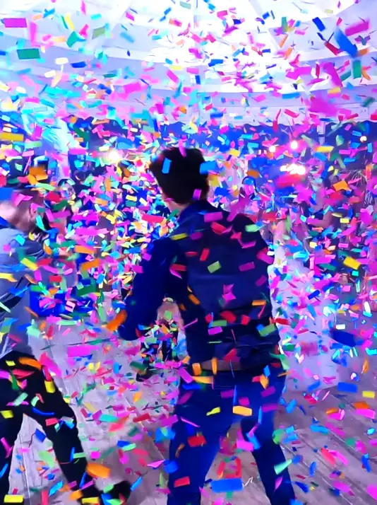 Organizzazione eventi con effetti speciali: coriandoli e cannoni Spettacolare esplosione di coriandoli con cannoni scenografici durante un evento