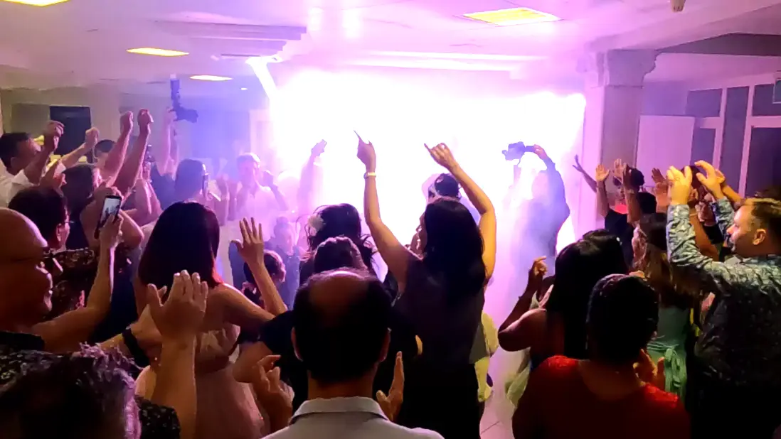 Invitati che ballano e si divertono durante un ricevimento nuziale con DJ e animazione