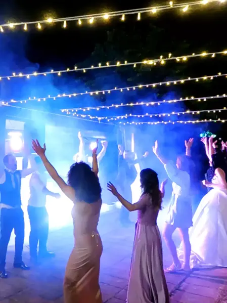 Ospiti che ballano e si divertono durante un nostro evento Persone che ballano con musica dal vivo e DJ durante una festa privata