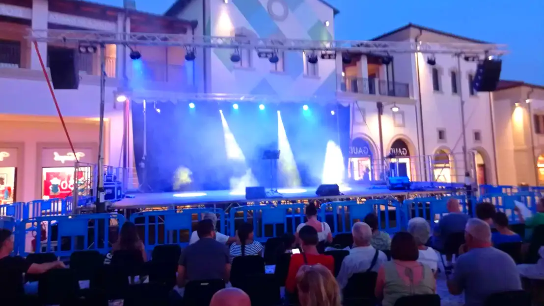 Sound system di alta qualità per esibizioni live e spettacoli