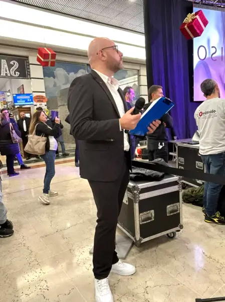 Presentatore professionista che anima un evento promozionale su palco	