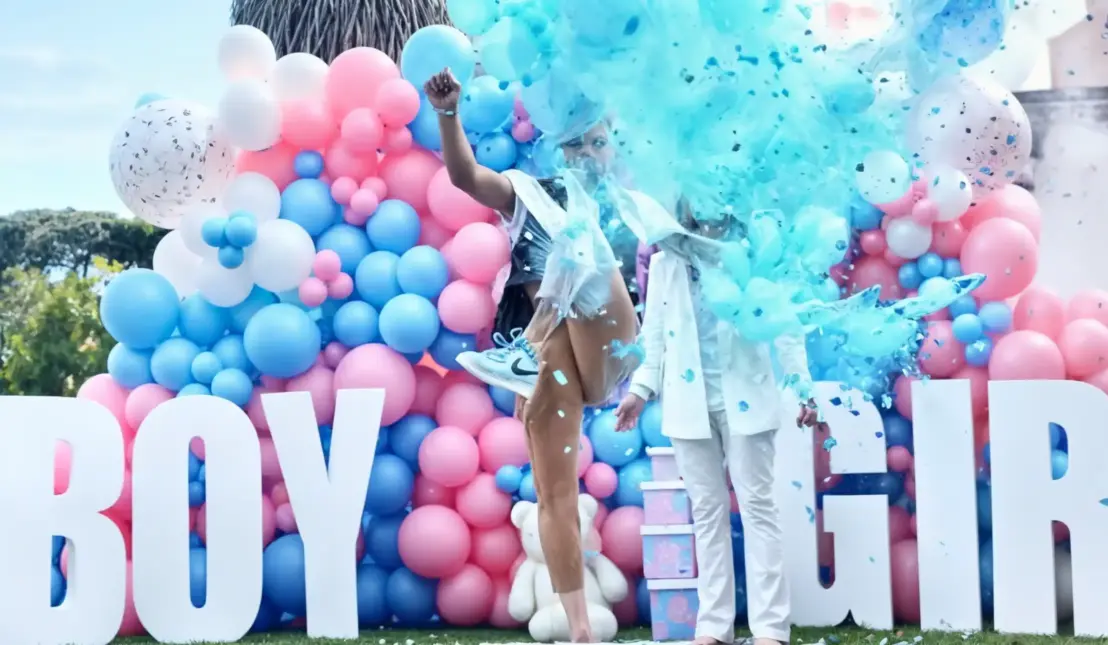 Palloncini ed effetti speciali per Gender Reveal Palloncini giganti che scoppiano rilasciando coriandoli rosa o azzurri per rivelare il sesso del bebè