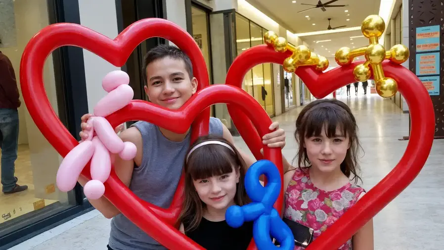 Bambini sorridenti ricevono palloncini modellabili durante un matrimonio nelle Marche, animazione curata dal team Feel Good Show.