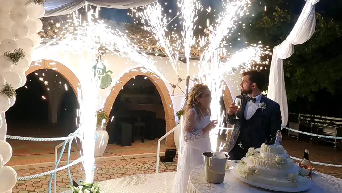 Fontane di scintille fredde per matrimoni Effetto speciale con fontane di scintille fredde durante il taglio della torta nuziale