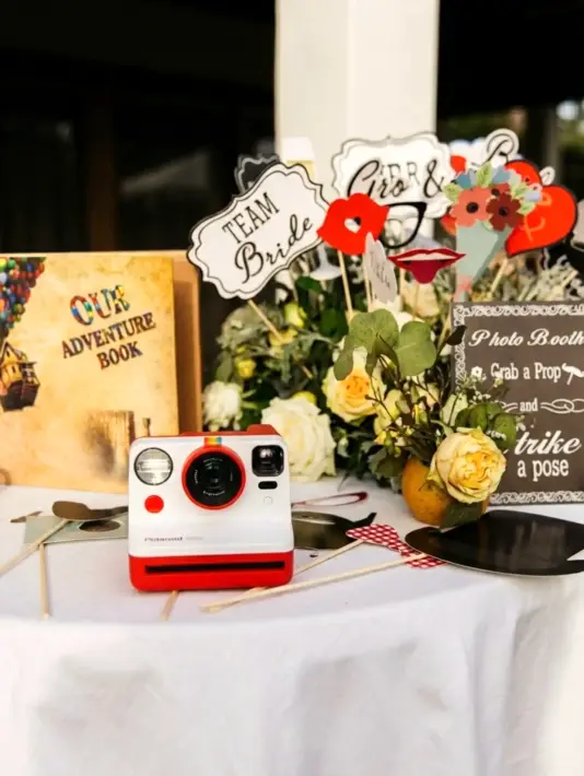 Il polaroid corner nell'area photo booth lollipop con accessori props vari durante party serale matrimonio san benedetto del tronto<br />