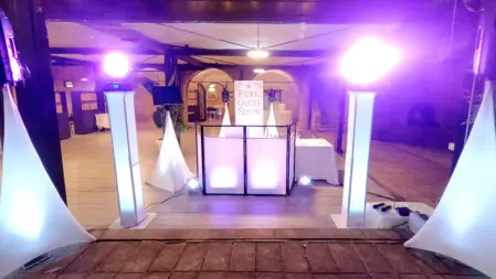Decorazioni luminose, effetti speciali e allestimenti personalizzati per un matrimonio da sogno