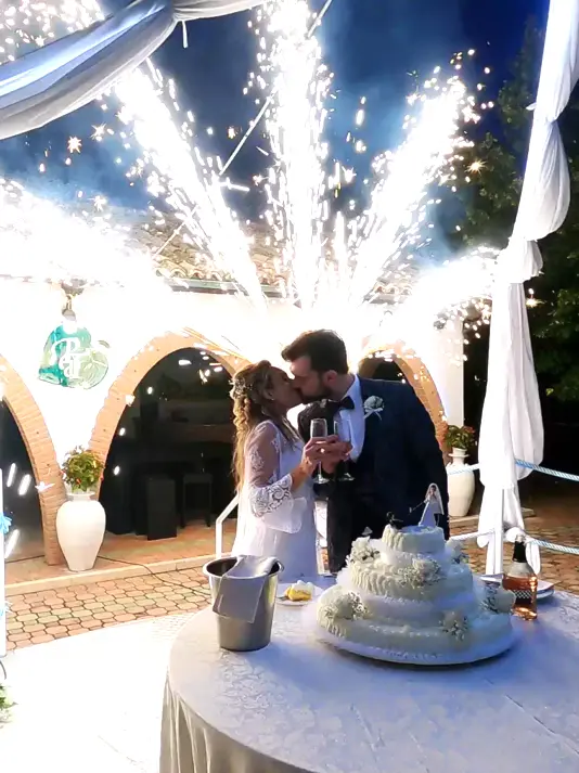 Spettacolare effetto scenico con fontane di scintille fredde per il taglio della torta