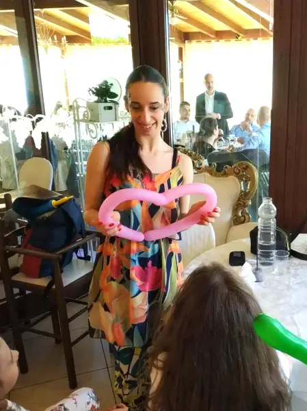 Animatore che crea palloncini modellabili per intrattenere i bambini alle feste