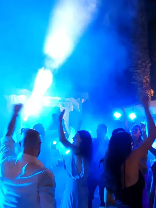 Service audio e luci per spettacoli Impianto audio e luci sincronizzate durante un'esibizione teatrale