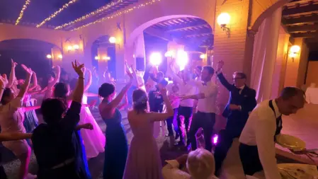 DJ set, luci scenografiche ed effetti speciali per una festa di 18 anni unica