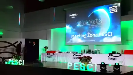 Allestimento palco con luci e maxi schermo per evento aziendale