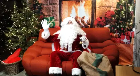 Babbo Natale Feel Good Show che intrattiene i bambini durante un evento di Natale
