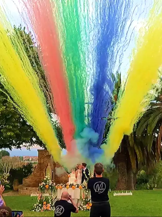 Spettacolo con getti di fumo colorato per matrimoni Effetto fumo colorato rosa e azzurro durante una cerimonia di nozze
