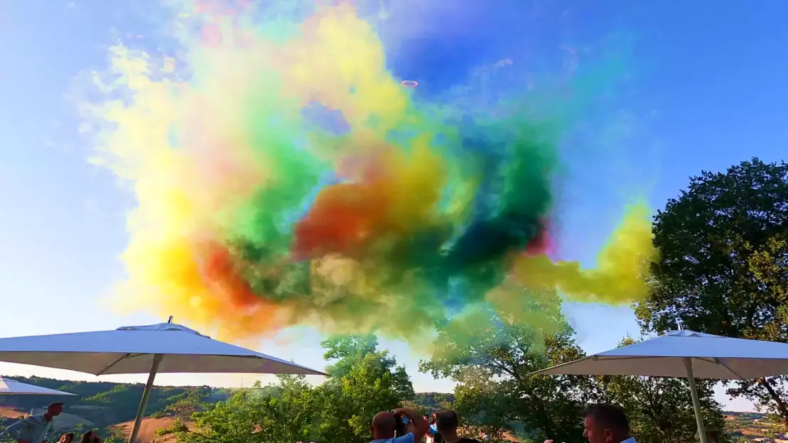 Show con getti di fumo colorato per matrimoni ed eventi Spettacolo visivo con fumo colorato rosso, blu e giallo in cielo