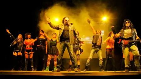 Artisti Feel Good Show si esibiscono in un musical all'interno di un villaggio turistico