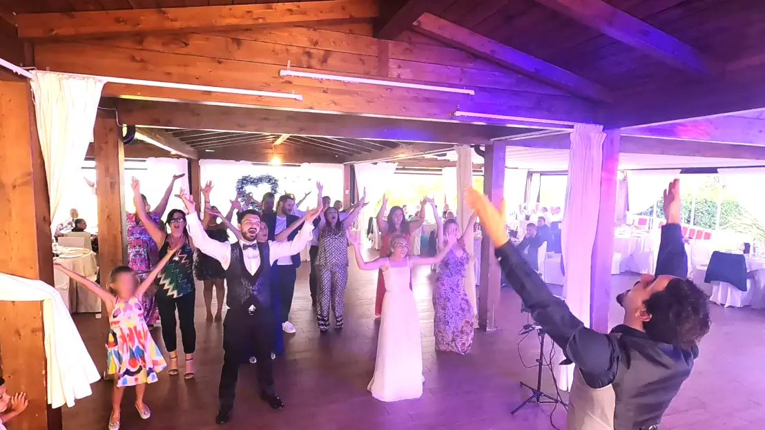 Animazione Matrimonio con il Team Feel Good Show Ballerini di Feel Good Show si esibiscono nei balli di gruppo
