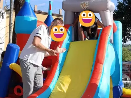 Castello Gonfiabile e Spettacolo per bambini durante eventi e feste Animazione con spettacolo e castello gonfiabile per bambini