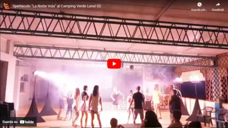 Screenshot del video dello spettacolo musicale La Notte Vola Feel Good Show, con esibizioni dal vivo, scenografie luminose e successi iconici degli anni '80<br /><br />