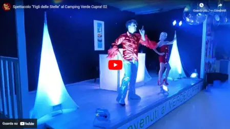 Artisti di Feel Good Show sul palco durante lo spettacolo Figli delle Stelle, con costumi scenografici e coreografie ispirate alla disco music anni '70<br /><br />