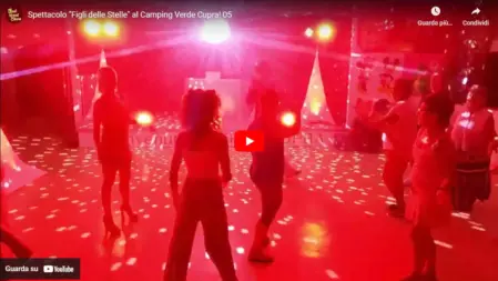 Artisti Feel Good Show sul palco durante lo spettacolo Studio 54: Figli delle Stelle, tra luci colorate, costumi scenografici e coreografie disco anni '70<br /><br />