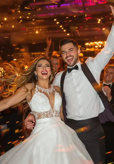 Staff di animatori che fanno ballare gli ospiti Animatori professionisti coinvolgono gli invitati con balli e giochi durante il matrimonio