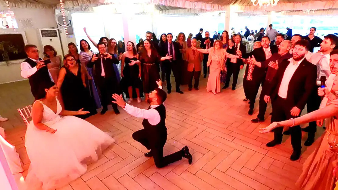 Sposi felici che si divertono al matrimonio Sposi scatenati sulla pista da ballo durante il ricevimento di nozze