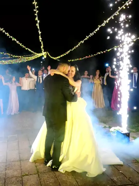 Spettacolare effetto scenico con fontane di scintille fredde che ha reso felici gli sposi