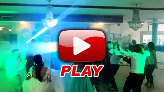 Gli sposi e i loro invitati ballano sotto luci colorate, trasformando il matrimonio in una serata da discoteca