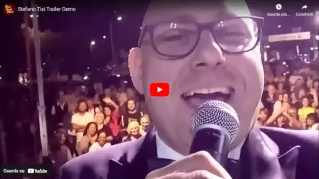 Screenshot del video trailer dello spettacolo di cabaret di Stefano Tisi, a cura della Feel Good Show, con comicità, imitazioni e intrattenimento dal vivo<br /><br />