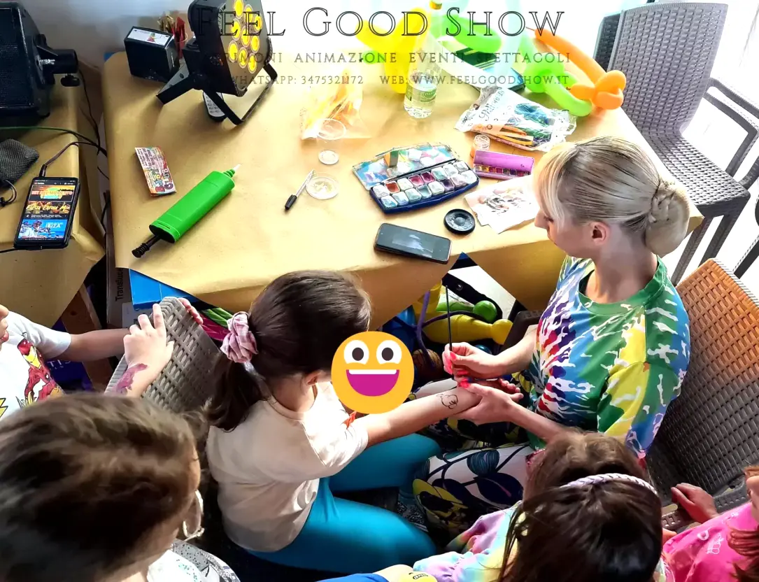 Bambine feliceicon trucco a tema principesse durante una festa