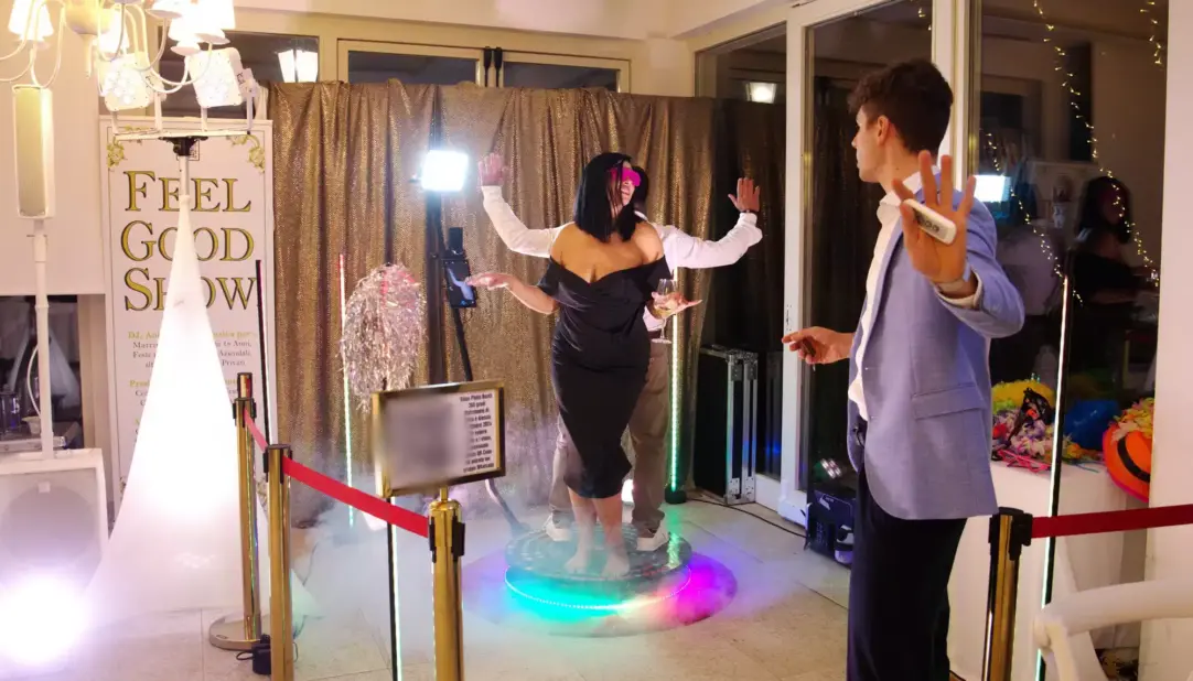 Coppia di sposi e invitati si divertono con il Video Booth 360 gradi in un matrimonio	