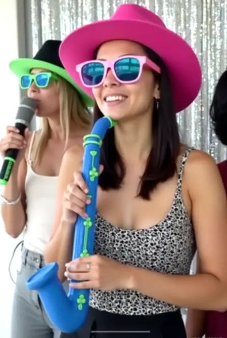 Ragazzi e ragazze festeggiano i 18 anni registrando video con il Photo Booth 360°
