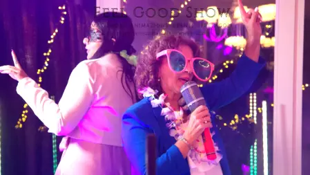 Coppia di sposi e invitati si divertono con il video booth 360 gradi durante il ricevimento con gadget