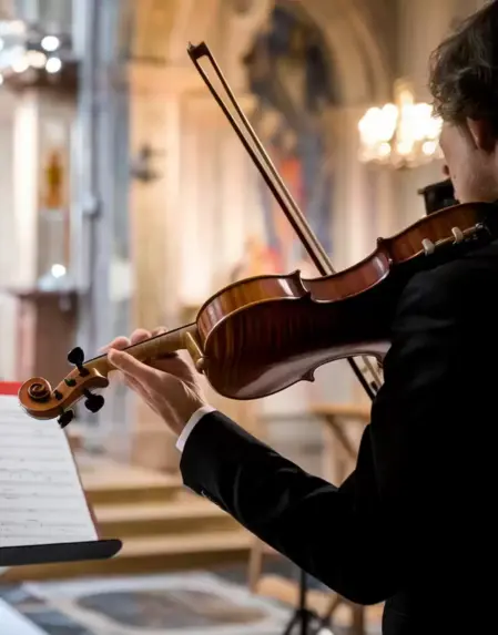 Cantante Feel Good Show si esibisce dal vivo durante un matrimonio in chiesa	