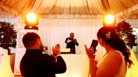 Organizzatore di matrimoni che coordina ogni dettaglio dell’evento